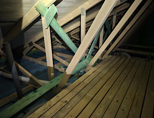 Zateplení stropu dřevostavby bungalovu pomocí foukané izolace